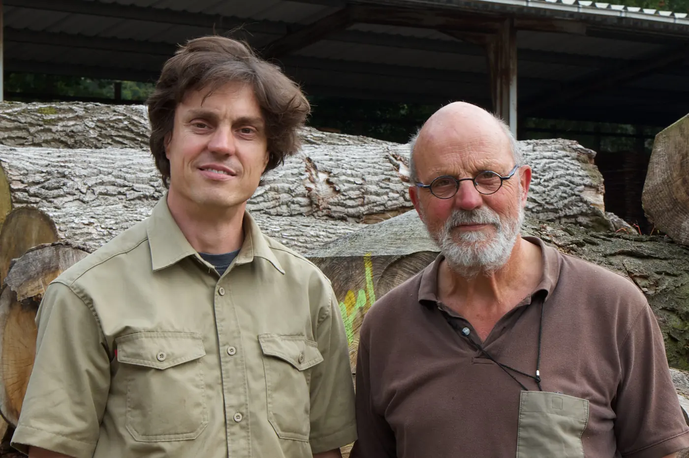 Michiel en Jaap van Leersum voor de houtopslag in Burgum