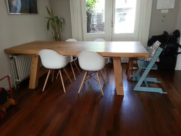 Eiken tafel, gemaakt van inlands hout