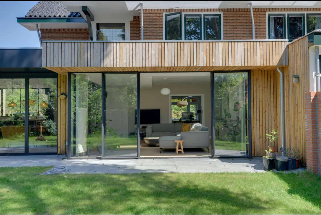 Gevel in red cedar, gemaakt van inlands hout