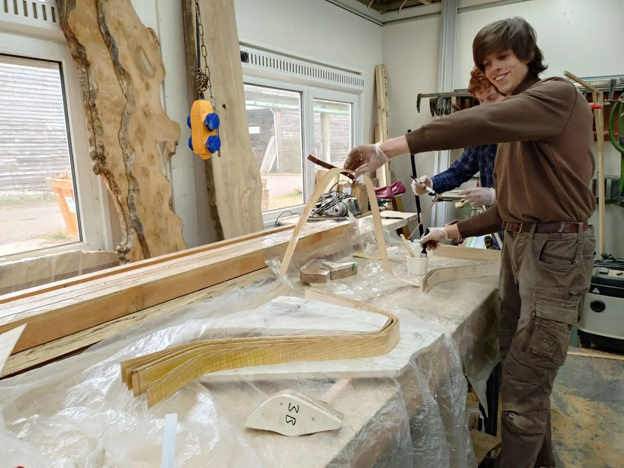 Meubelmaker aan het werk met inlands hout