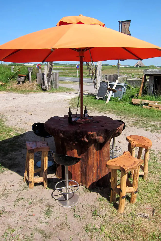 Statafel met parasol, gemaakt van inlands hout