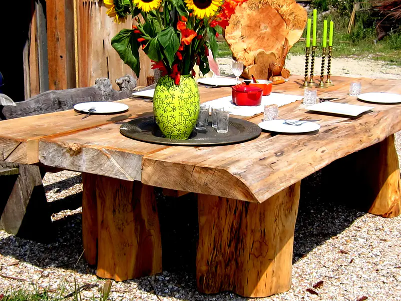 Zware tafel, gemaakt van inlands hout